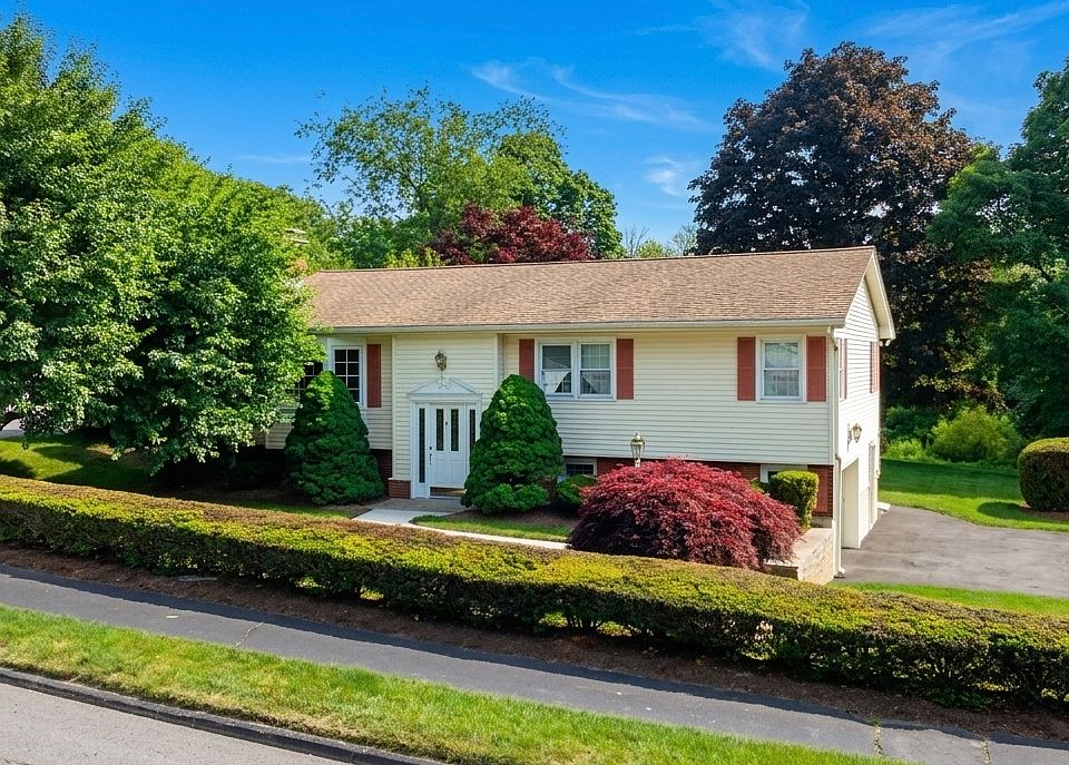 8 Deerfield Rd, Shrewsbury, MA 01545