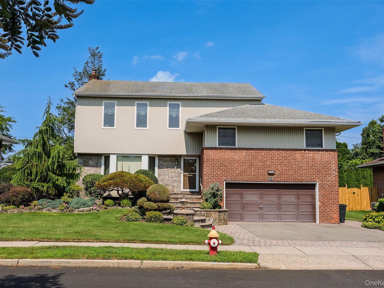 16 Winthrop Road, Plainview, NY 11803